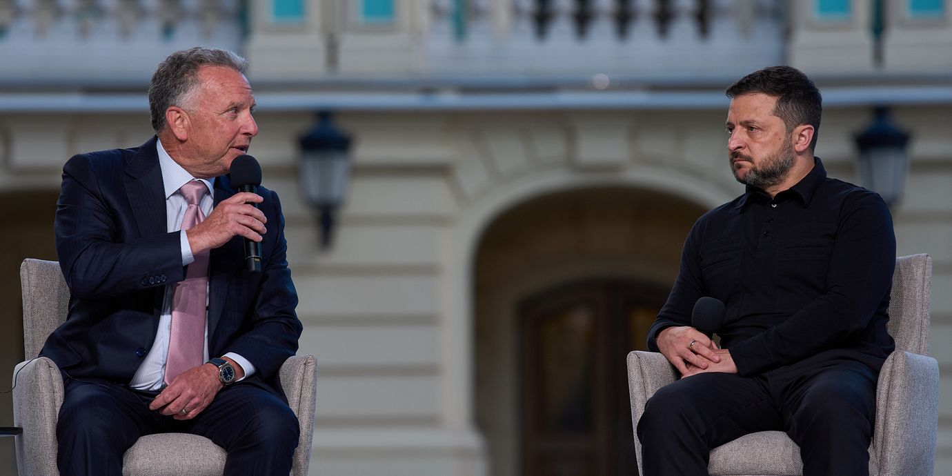 Trumps förhandlare Steve Witkoff med Ukrainas president Volodymyr Zelenskyj. Bild från september.