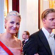 Kronprinsessan Mette-Marit och Marius Borg Høiby på fest i januari 2022. 