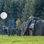 Arkivbild: Militärfordon med skyddsnät och soldater under försvarsövningen Aurora 17