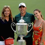 Brooks Koepka tillsammans med sin mamma och sin flickvän.