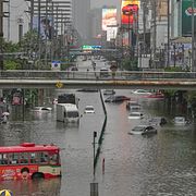 Översvämmade gator i Bangkok.