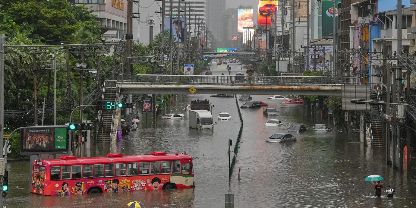 Översvämmade gator i Bangkok.
