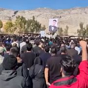 Bild från en video som cirkulerar på sociala medier där demonstranter ropar regimkritiska slagord i Abdanan, Iran, den 19 februari.