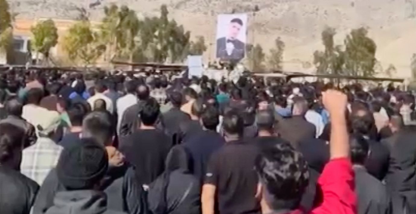 Bild från en video som cirkulerar på sociala medier där demonstranter ropar regimkritiska slagord i Abdanan, Iran, den 19 februari.
