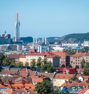 Vy över Göteborg med nya landmärket Karlatornet vid horisonten, sett från stadsdelen Strömmensberg. Illustrationsbild.