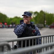 En soldat ur Rysslands nationalgarde vid ett torg i Moskva inför segerdagen.