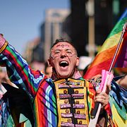 En pridedeltagare i Budapest 2025.
