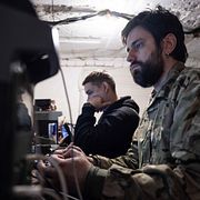 Bild från Ukrainas 93:e mekaniserade brigad, där soldater 7 april styr drönare från säkert skydd.  