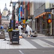 Fyra personer har dött efter en misstänkt terrorattack på Drottninggatan i centrala Stockholm.