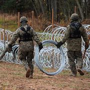 Arkivbild. Polska soldater sätter upp taggtråd längs gränsen mot den ryska exklaven Kaliningrad i november 2022.