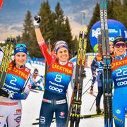 Heidi Weng (mitten) jublar efter sin seger i Tour de Ski tidigare i januari.