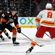 Leo Carlsson (91) kontrollerar pucken mot  Calgary Flames Chris Tanev.