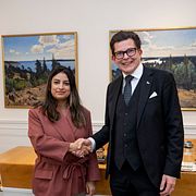 Talmannen Andreas Norlén med V-ledaren Nooshi Dadgostar.