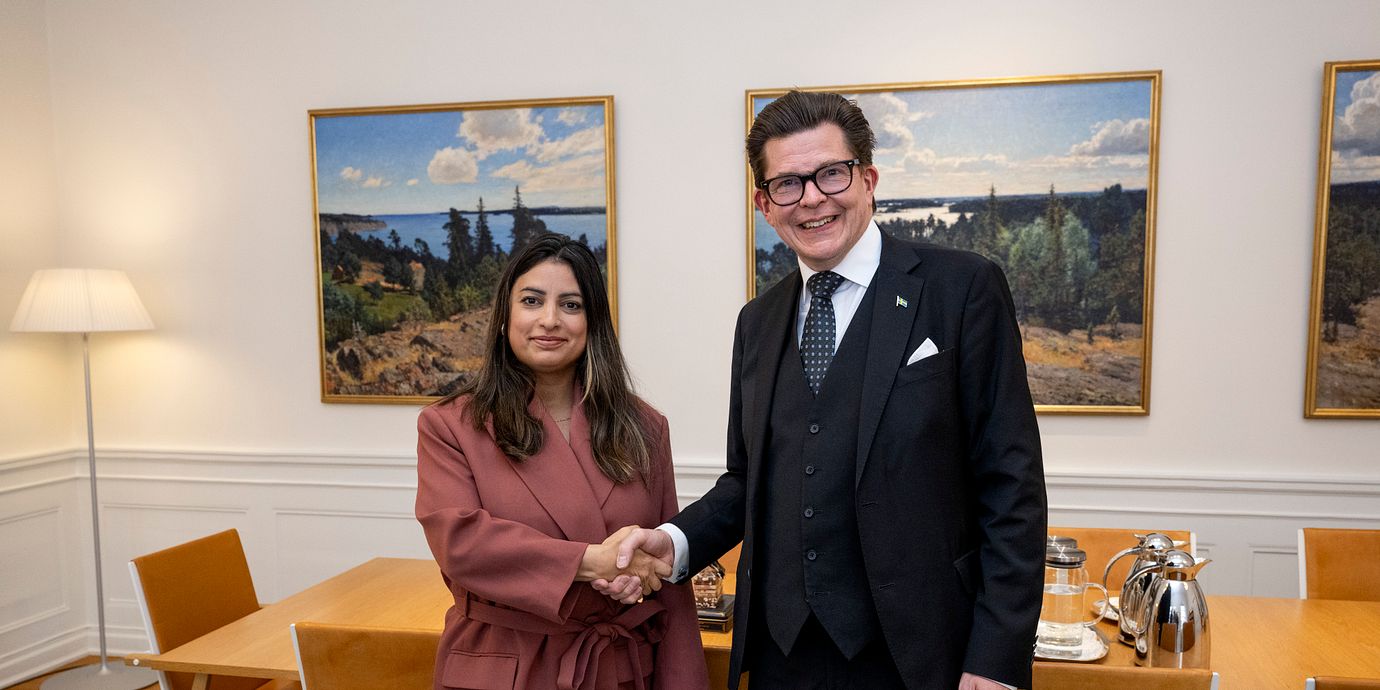 Talmannen Andreas Norlén med V-ledaren Nooshi Dadgostar.