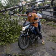 Lokalbor passerar under en raserad elledning i Calcutta.