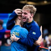 Truls Möregårdh kramar om Anton Källberg efter segern mot Timo Boll i den avgörande matchen.