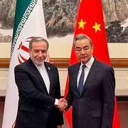 Irans utrikesminister Abbas Araqchi skakar hand med Kinas utrikesminister Wang Yi.