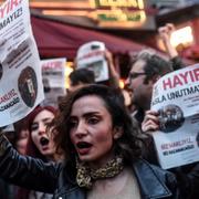 Anhängare till nej-sidan i valet protesterar i Istanbul, dagen efter folkomröstningen.