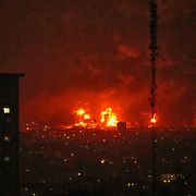 Bild från en brinnande oljeanläggning.