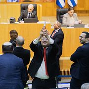 Israels nationella säkerhetsminister Itamar Ben-Gvir firar ett tidigare beslut i Knesset, som innebär att palestinier som döms för mord på israeler kan få dödsstraff.
