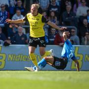  Mjällbys Herman Johansson (tv) i kamp med Halmstads Vinicius Nogueira De Oliveira under lördagens match i allsvenskan mellan Halmstads BK och Mjällby AIF på Örjans vall i Halmstad.