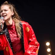 Artisten Tove Styrke spelar på Panorama scenen vid Bråvallafestivalen 2015. 