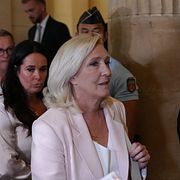 Marine Le Pen lämnar domstolen i Paris efter domen den 7 juli 2026.