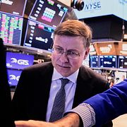 Valdis Dombrovskis på besök på New York-börsen i april 2025.