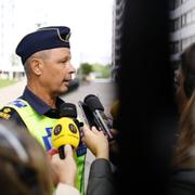 Polisen håller presskonferens efter händelsen.