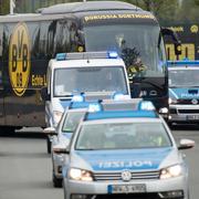 Dortmunds spelarbuss eskorteras av polisbilar. 