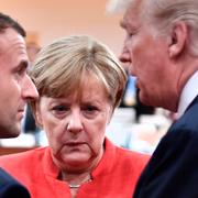 Angela Merkel, mellan Emmanuel Macron och Donald Trump. 