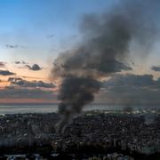 Rök stiger över Beirut efter en israelisk attack tidigare i dag. 