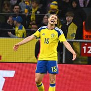 Sveriges Carl Starfelt under träningsmatchen mot Grekland. 