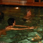 Ghislaine Maxwell, Bill Clinton och ett offer som badar i en pool. Bild släppt från de amerikanska myndigheternas utredning.  