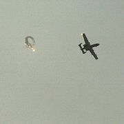 Ett amerikanskt flygplan av typen A10 Warthog – samma modell som sköts ned över Iran på fredagen – släpper motmedel vid ett tidigare uppdrag.