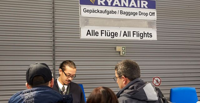 Passagerare checkar in på Ryanairs desk vid flygplatsen Frankfurt Hahn tidigt på fredagsmorgonen. THOMAS FREY / dpa
