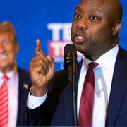 Donald Trump och Tim Scott under nattens kampanjmöte i New Hampshire.