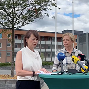 Centerpartiets rättspolitiska talesperson Ulrika Liljeberg till vänster och partiledaren Elisabeth Thand Ringqvist till höger.