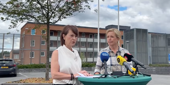 Centerpartiets rättspolitiska talesperson Ulrika Liljeberg till vänster och partiledaren Elisabeth Thand Ringqvist till höger.