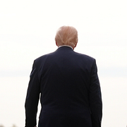 Brand efter att en iransk nedskjuten drönare träffat en oljeanläggning i Förenade arabemiraten, tisdag den 3 mars 2026. USA:s president Donald Trump och amerikanska soldater som dött i kriget och flugits hem till USA.