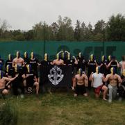 Medlemmar i Aktivklubb Sverige täcker sina ansikten med blågula balaklavor på bilder som sprids av organisationen. Denna bild har publicerats på Telegram och finns i polisens utredning.