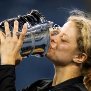 Kim Clijsters kysser bucklan efter att ha vunnit US Open 2010.