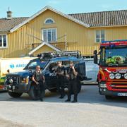 Polisens bombgrupp, brandbil och ambulanspersonal på plats i Bärfendal i Dingle kommun.