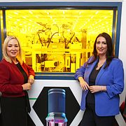 Representanter från Seagate och den nordirländska regeringen samlade framför Seagates renrum i Derry, Nordirland.