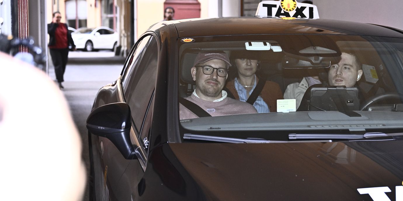 V-ledamoten Håkan Svenneling (V) lämnar Vänsterpartiets partikansli på Kungsgatan under onsdagen.