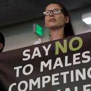 Kvinnor protesterar mot transkvinnan Lia Thomas detlagande i collegeidrott för kvinnor. 