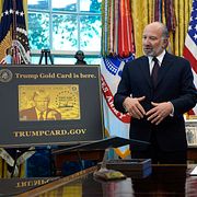 Handelsminister Howard Lutnick och president Donald Trump bredvid Trumps guldkort.