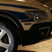 En man hittades skadad utomhus i Farsta i södra Stockholm efter en misstänkt skottlossning.