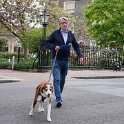Peter Mandelson på promenad med sin hund.