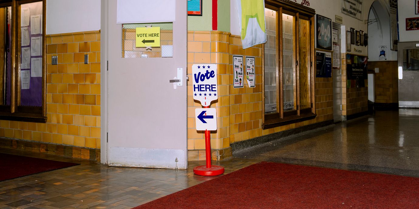 Arkivbild av en vallokal i en skola i delstaten Michigan.